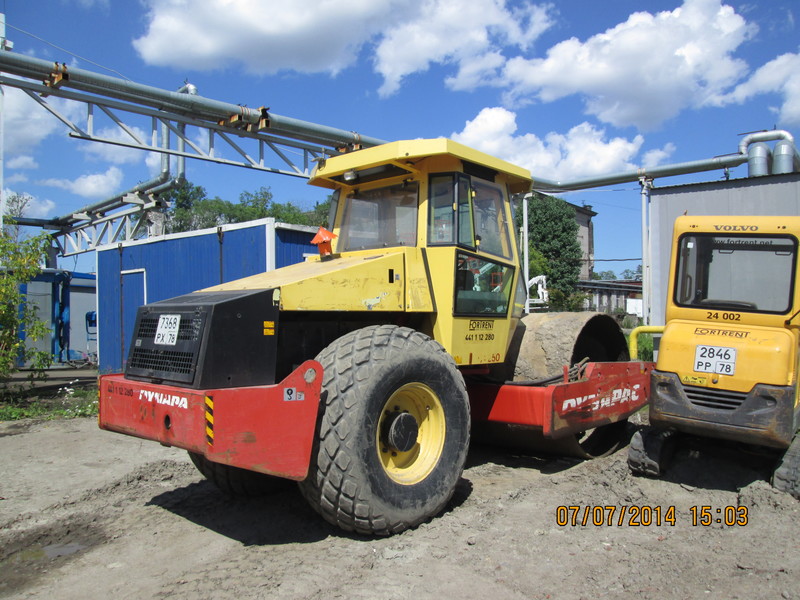 Каток грунтовый вибрационный Dynapac CA250/250D Каток грунтовый вибрационный Dynapac CA250/250D